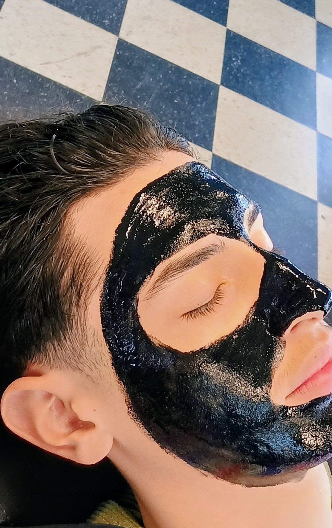 Men's face mask treatment